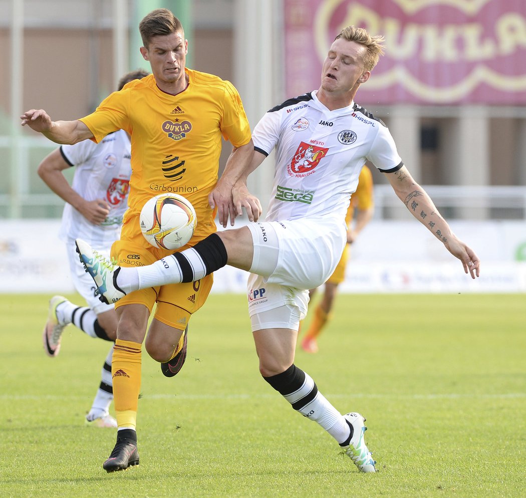 Záložník Aldin Čajič (vlevo) v souboji s hradeckým Marešem