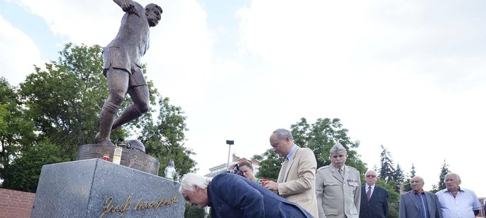 Sbohem! Bývalí spoluhráči i fanoušci se přišli na Julisku poklonit k soše zesnulého Josefa Masopusta