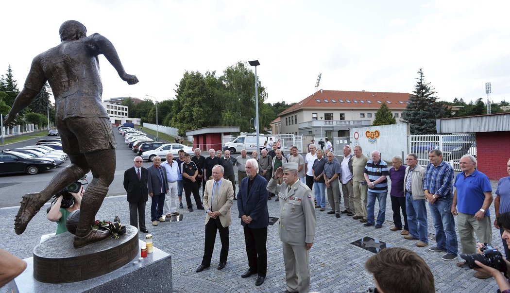 Pocta Josefu Masopustovi u stadionu Dukly, kde prožil největší část své kariéry