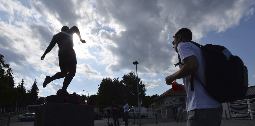 Lidé přinášeli svíčky k soše zesnulého Josefa Masopusta na stadionu Dukly