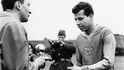 Josef Masopust (vpravo) přebírá Zlatý míč za rok 1962.
