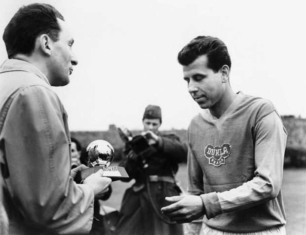 Josef Masopust (vpravo) přebírá Zlatý míč za rok 1962 Josef Masopust (vpravo) přebírá Zlatý míč za rok 1962