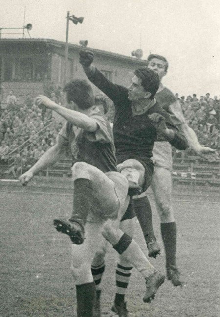 Liga v roce 1966. Masopust a Nedorost před brankou Hradce Králové