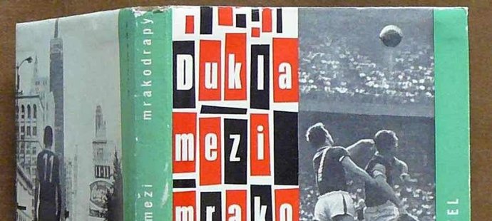 Legendární kniha Oty Pavla Dukla mezi mrakodrapy... Na zadní straně přebalu je Ivo Urban, který svým spoluhráčům na zájezdech třeba tlumočil.