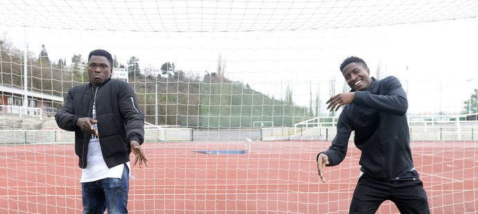 Emmanuel Edmond (vlevo) a Peter Olayinka pózují fotografovi Sportu