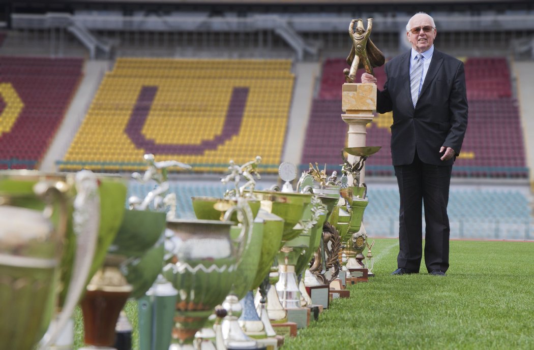 Po šestnácti letech se vítězné poháry znovu vrací na pražskou Julisku.
