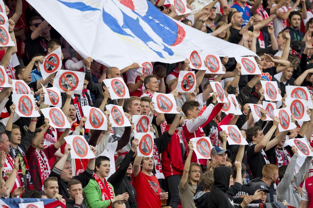 Fanoušci Slavie během utkání s Duklou vyndali transparenty proti čelním funkcionářům českého fotbalu