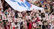 Fanoušci Slavie během utkání s Duklou vyndali transparenty proti čelním funkcionářům českého fotbalu