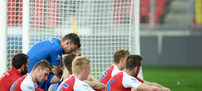 Děkovačka hráčů Slavie po remíze 2:2 s Duklou