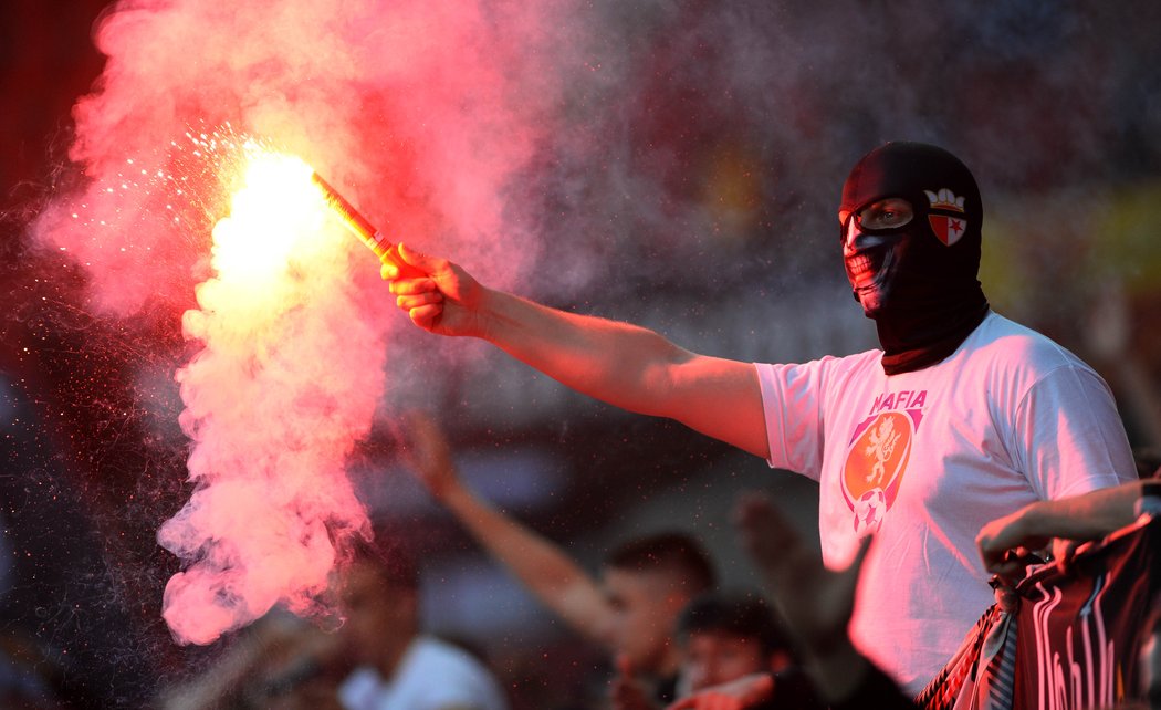 Jeden z fanoušků Slavie při utkání s Duklou