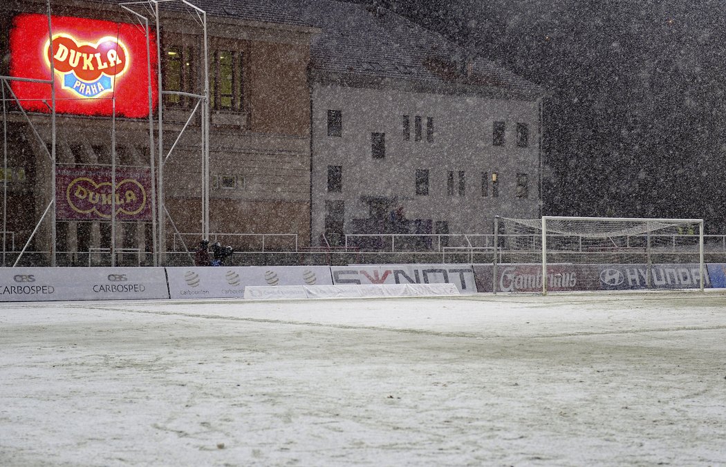 Husté sněžení nedovolilo odehrát dohrávku 19. kola Synot ligy mezi Duklou a Spartou