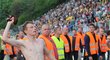 Krejčí hází dres fanouškům Letenských