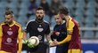 Fotbalisté Dukly diskutují s hlavním rozhodčím Kocourkem poté, co odpískal penaltu pro Spartu