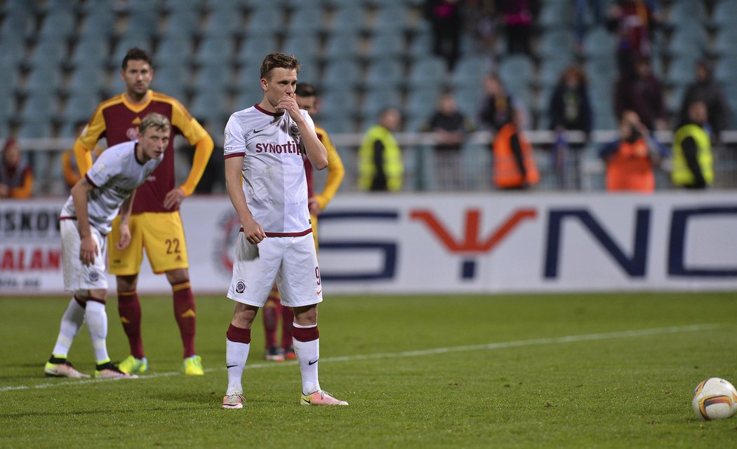 Bořek Dočkal v závěru utkání s Duklou proměnil penaltu a Sparta vyhrála 2:1