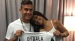 Argentinec Paulo Dybala přeje k narozeninám popové hvězdě Rihanně.