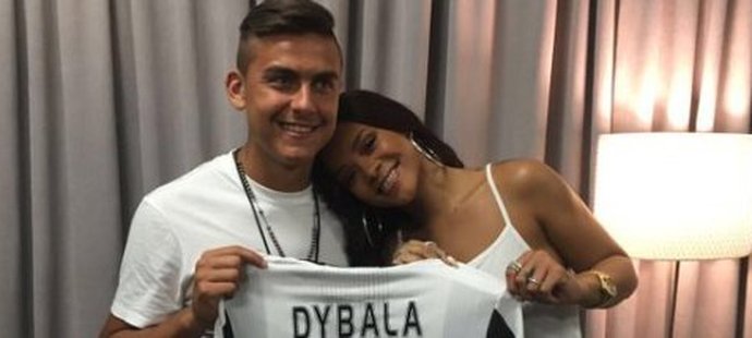 Argentinec Paulo Dybala přeje k narozeninám popové hvězdě Rihanně.