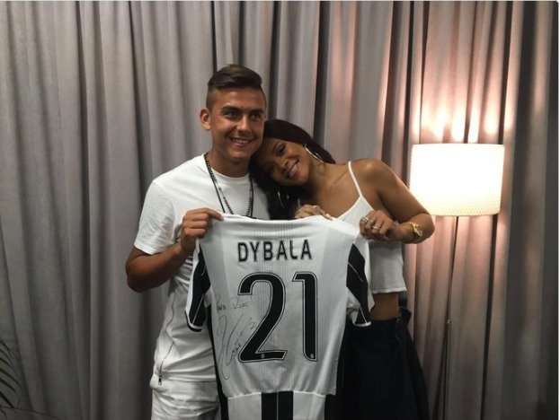 Argentinec Paulo Dybala přeje k narozeninám popové hvězdě Rihanně.