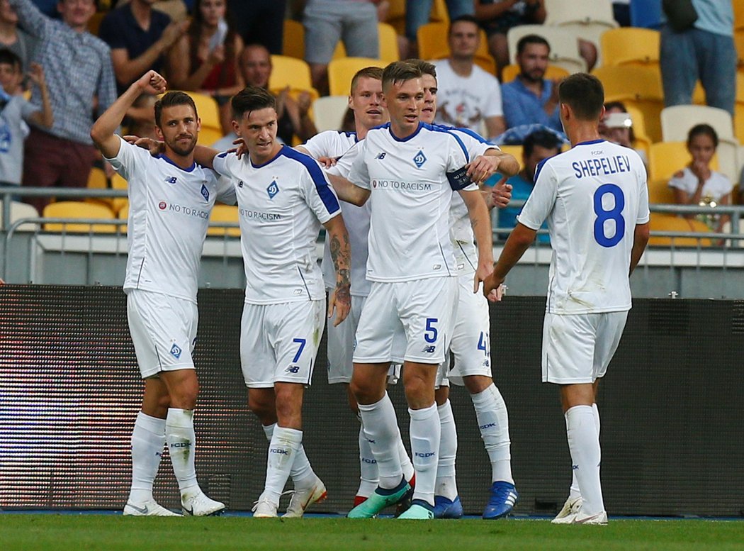 Radost hráčů Dynama Kyjev po gólu Benjamina Verbiče do sítě pražské Slavie v odvetě 3. předkola Ligy mistrů