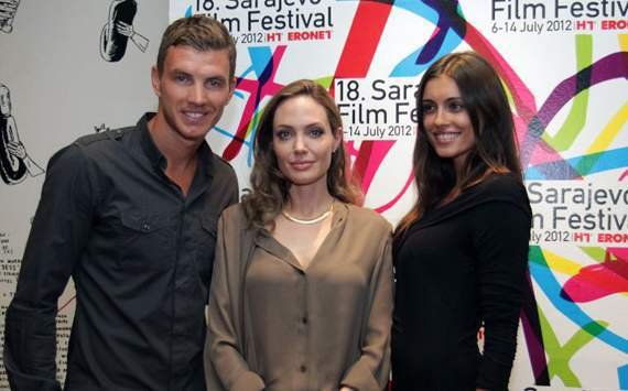 Edin Džeko s Angelinou Jolie (uprostřed) a se svojí přítelkyní