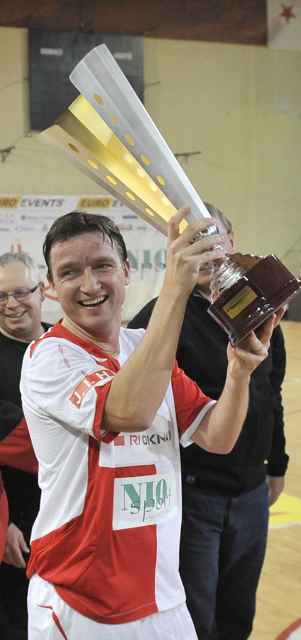 Vladimír Šmicer slaví triumf s pohárem pro vítěze Vladimír Šmicer slaví triumf s pohárem pro vítěze