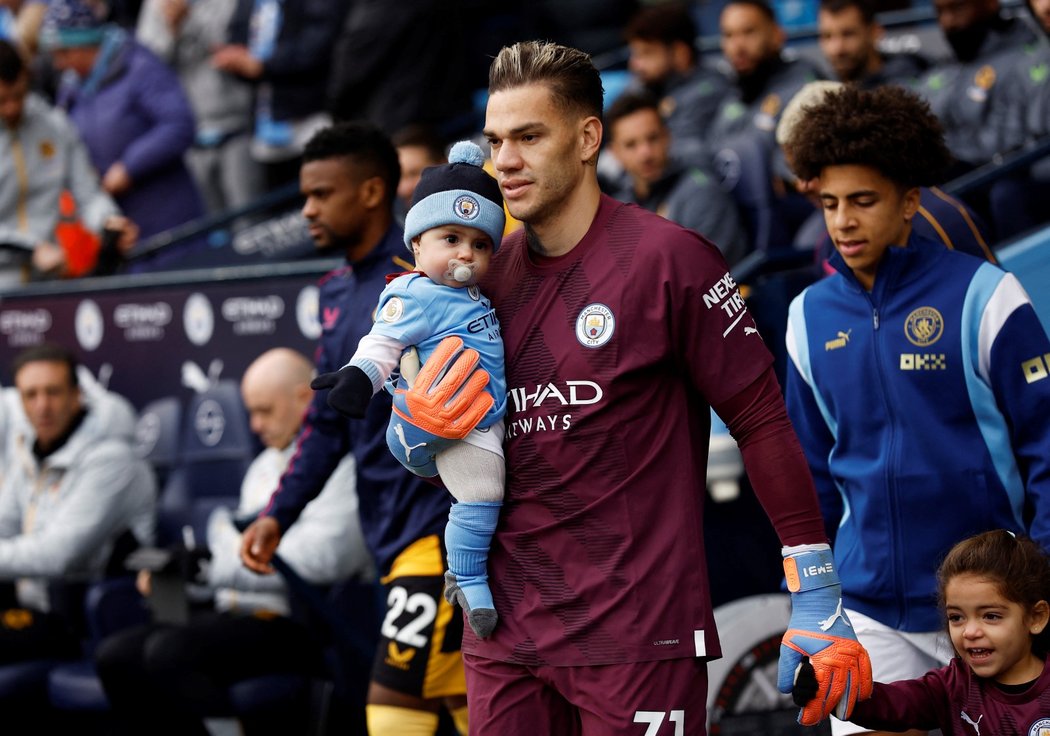 Ederson nastupuje k zápasu Manchesteru City