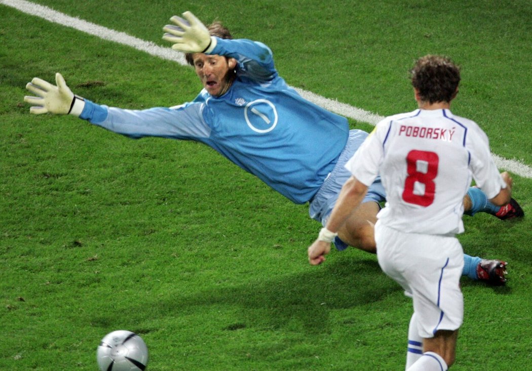 Edwin van der Sar v zápase proti Česku na EURO 2004