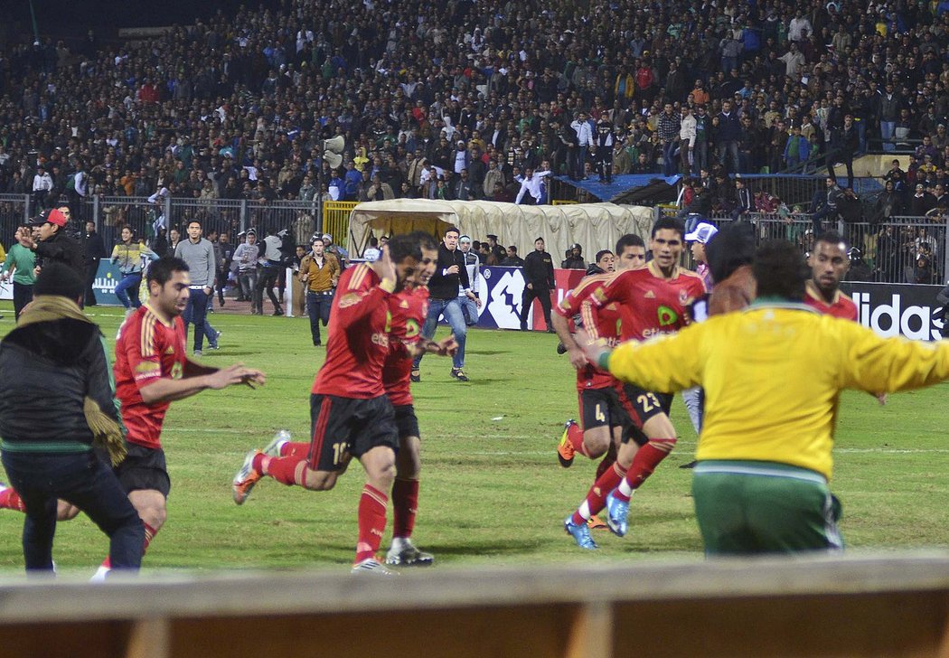 Těsně po skončení utkání se na egyptském stadionu v Port Saídu strhla krvavá mela