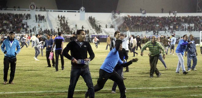 V Egyptě při hromadné bitce po utkání zemřelo 50 fanoušků