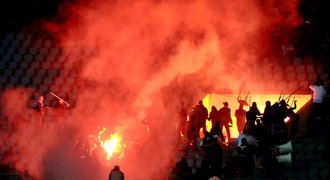 VIDEO: Masakr na fotbale v Egyptě. 73 mrtvých, tisíc zraněných fanoušků