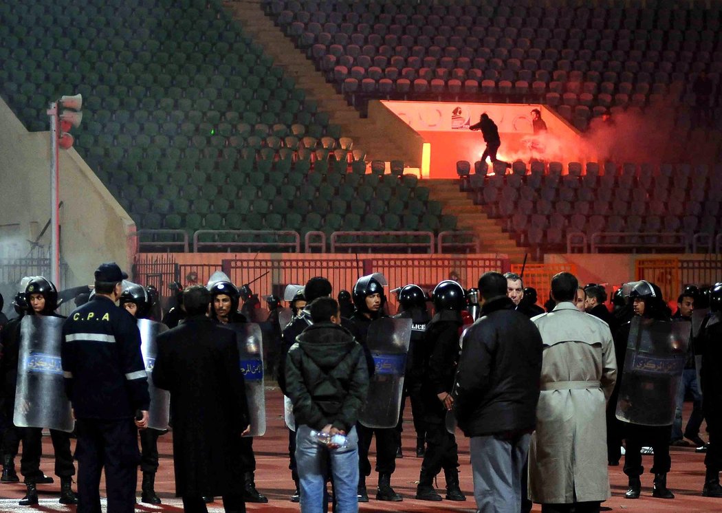 Při hromadné bitce fanoušků na fotbalovém stadionu v Egyptě došlo k tragédii, zemřelo 73 lidí a dalších tisíc tisíc bylo zraněných