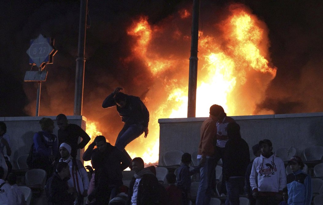 Při hromadné bitce fanoušků na fotbalovém stadionu v Egyptě došlo k tragédii, zemřelo 73 lidí a dalších tisíc tisíc bylo zraněných