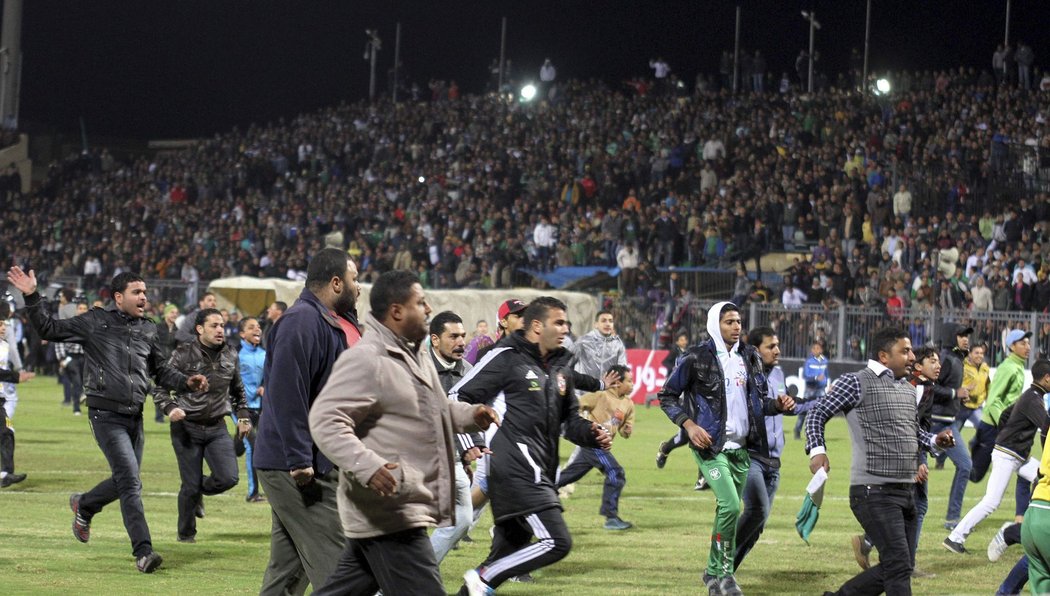 Při hromadné bitce fanoušků na fotbalovém stadionu v Egyptě došlo k tragédii, zemřelo 73 lidí a další stovky jsou ranění