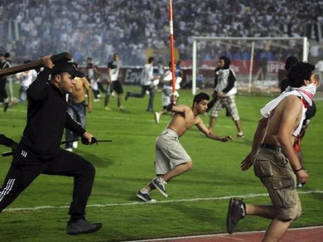 Řádění afrických fanoušků během utkání egyptského Zemaleku s tuniským Africainem