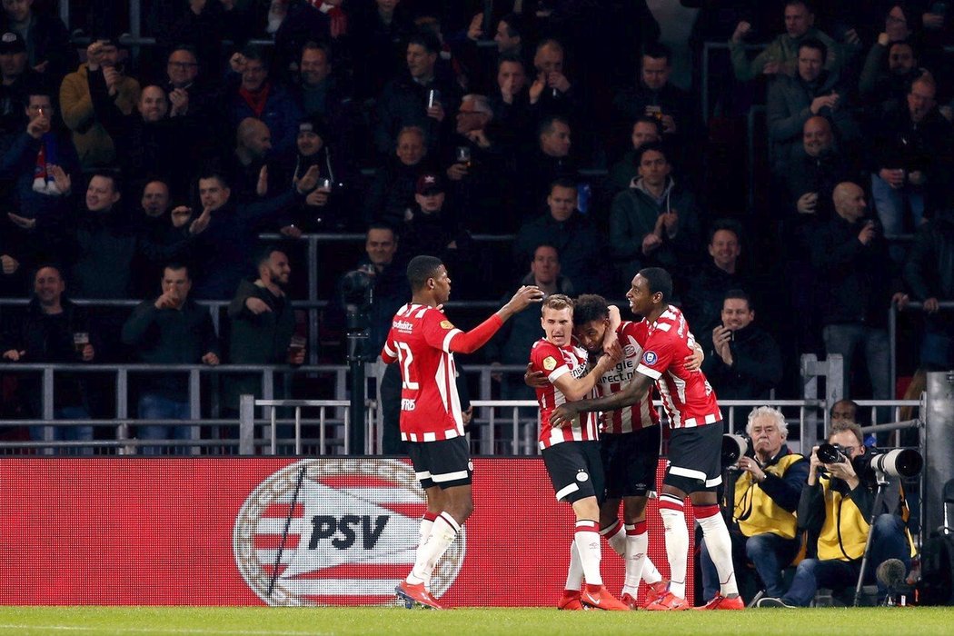 Michal Sadílek se raduje se svými spoluhráči po gólu, který Eindhoven vstřelil proti týmu NAC Breda