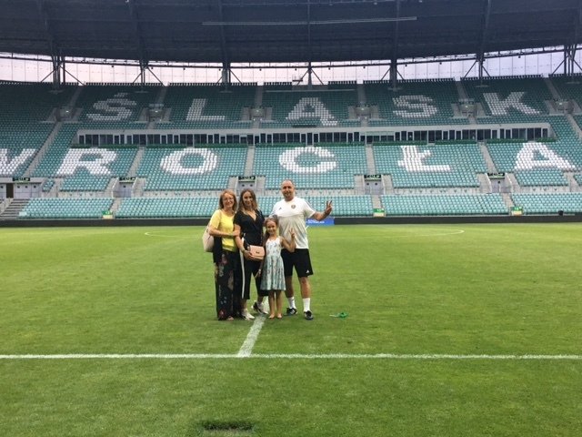 Zdeněk Svoboda s rodinou na vratislavském fotbalovém stadionu