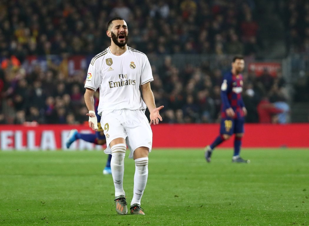 Karim Benzema reaguje na jednu ze situací během utkání Barcelony s Realem Madrid