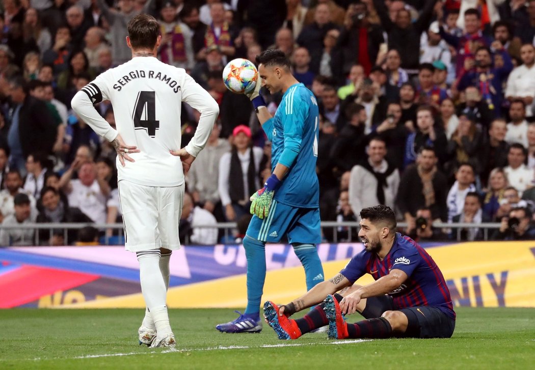 Zklamaní hráči Realu, zády kapitán Sergio Ramos. Na trávníku Luis Suárez, autor dvou branek Barcelony