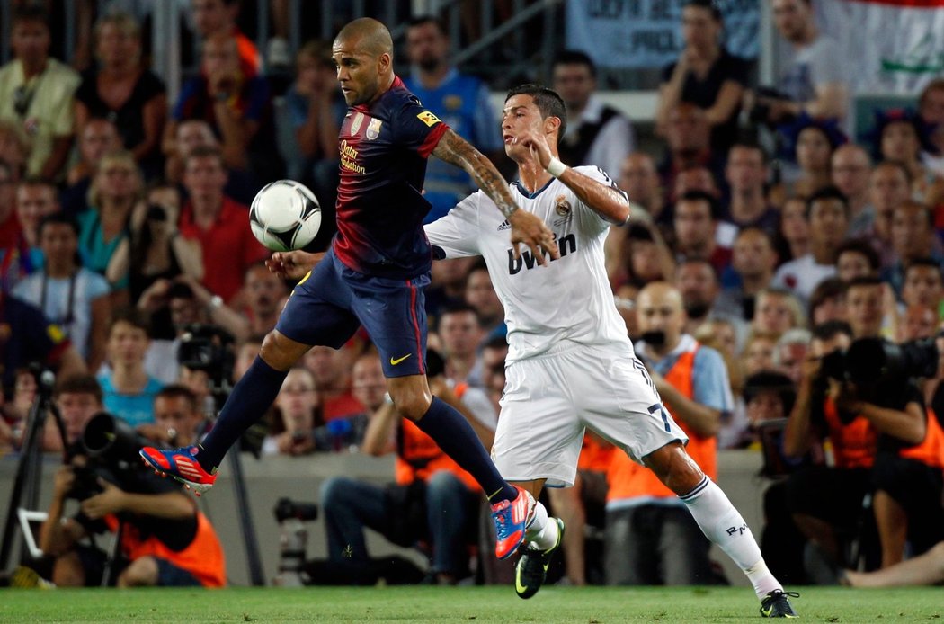Barcelonský Dani Alves si odstavuje hlavní hvězdu Realu Cristiana Ronalda