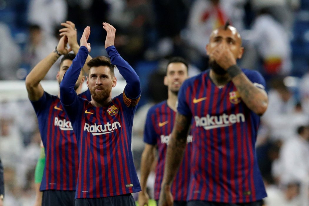 Fotbalisté Barcelony děkují fanouškům po výhře 3:0 nad Realem Madrid