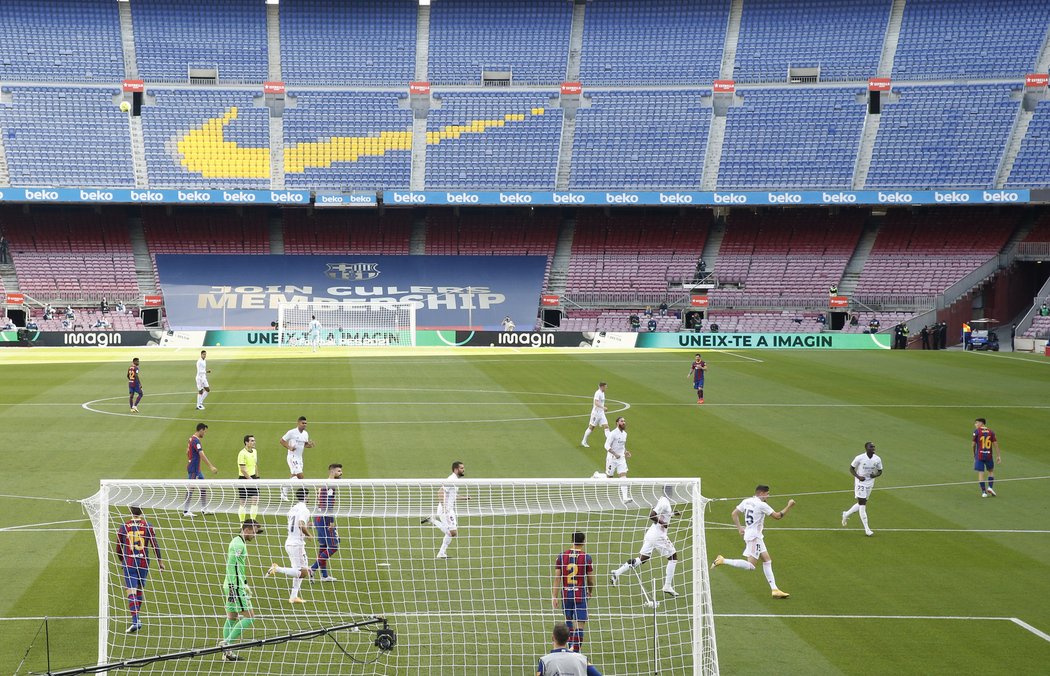 El Clásico na prázdném Camp Nou