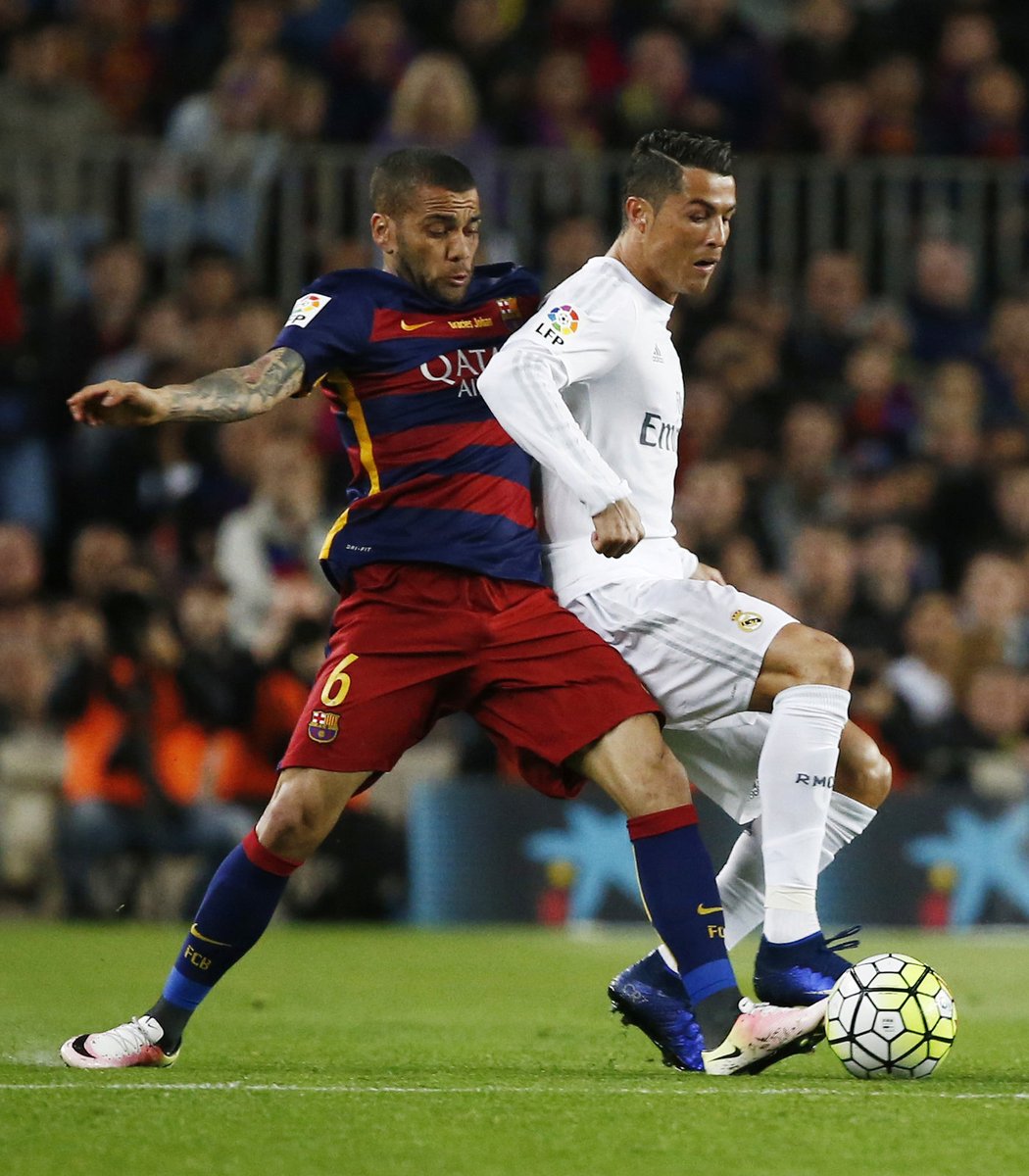 Daniel Alves z Barcelony v souboji s Cristianem Ronaldem