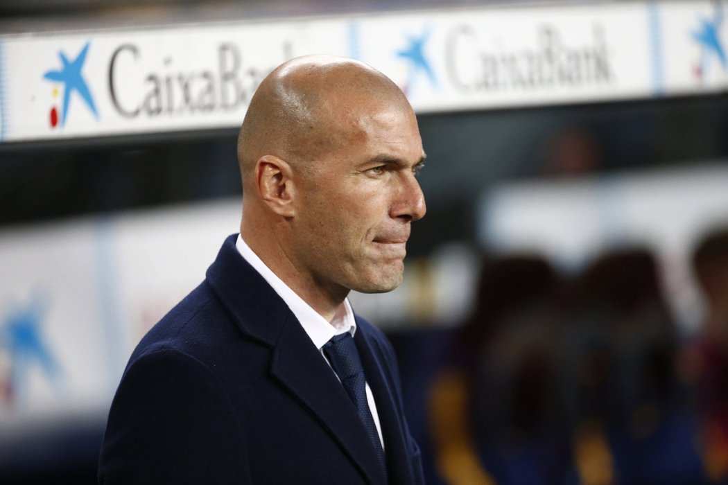 Trenér Realu Madrid Zinedine Zidane během El Clásika