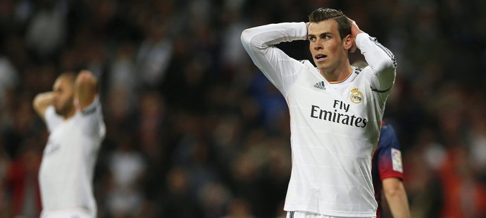 Gareth Bale se drží za hlavu poté, co promarnil velkou příležitost navýšit náskok Realu Madrid v zápase s Barcelonou