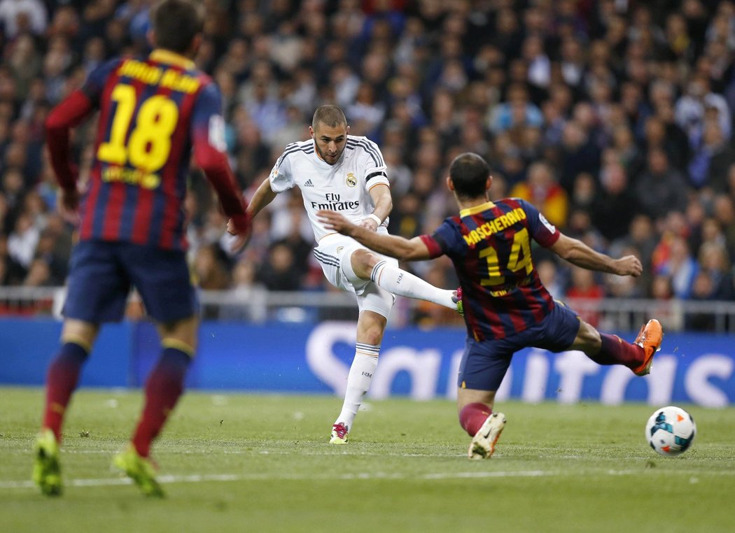 Barcelona vedla, Karim Benzema ale dvěma přesnými zásahy v rozmezí čtyř minut skóre otočil