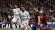 Andrés Iniesta střílí svůj gól do sítě Realu Madrid, Barcelona vedla od 7. minuty 1:0