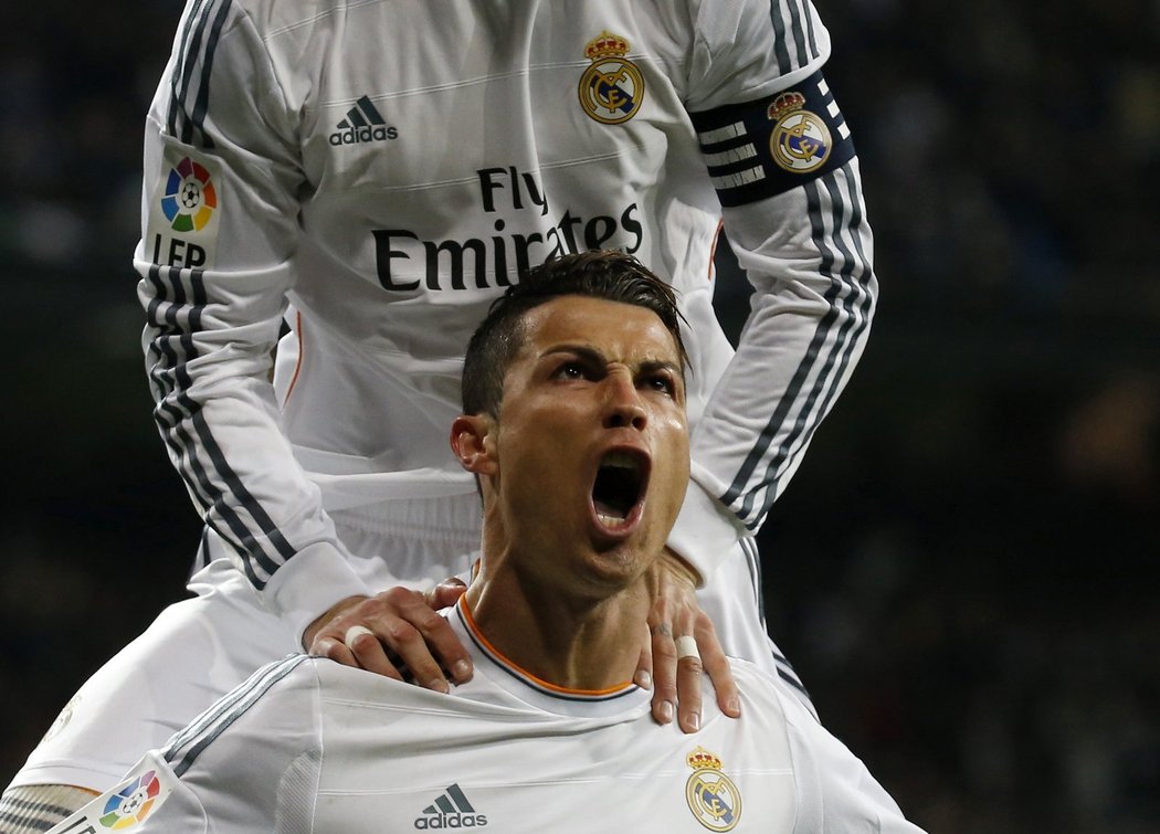 Cristiano Ronaldo právě proměnil pokutový kop, k výhře Realu Madrid ale nepomohl. Barcelona zvítězila 4:3
