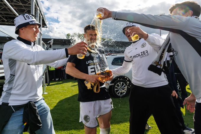 Vesnice bez nádraží slaví postup do bundesligy. Na stadion Dortmundu by se vešla šestkrát Vesnice bez nádraží slaví postup do bundesligy. Na stadion Dortmundu by se vešla šestkrát