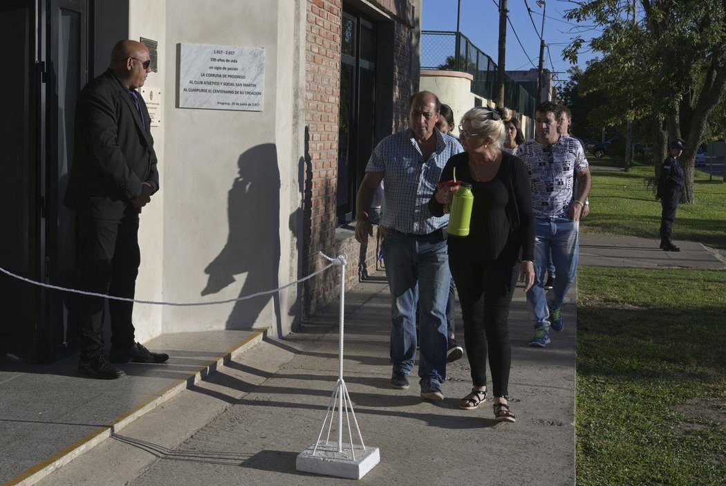 Na Salův pohřeb v argentinském městečku Progreso si našlo cestu zhruba tři tisícovky lidí