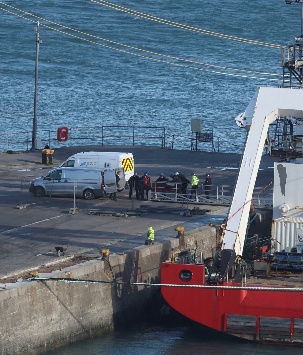 Britská policie potvrdila, že ve vraku letadla v Lamanšském průlivu bylo nalezeno tělo argentinského fotbalisty Emiliana Saly