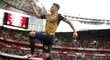 Střelec Arsenalu Olivier Giroud slaví gól, který vstřelil do sítě Lyonu během utkání Emirates Cupu. Arsenal vyhrál vysoko 6:0, Petr Čech zůstal jen na lavici náhradníků, záložník Tomáš Rosický je zraněný.